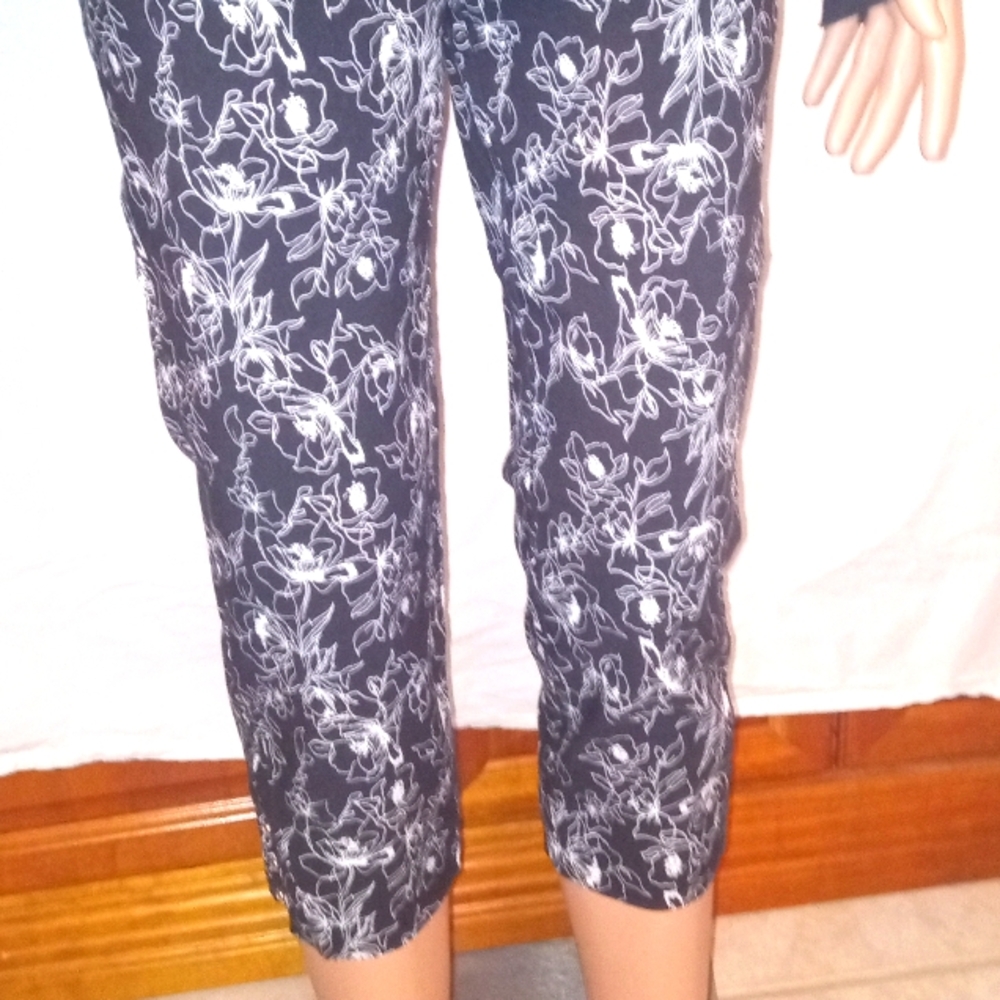 Black/white capris